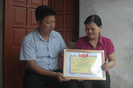 Bà Phạm Thị Long chia sẻ với cán bộ Hội CCB huyện Yên Bình về những thành tích đã đạt được.
